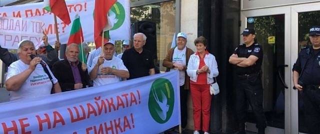 Граждани на протест: Убиват ни с тока, водата и парното