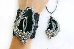 Мода за Есента с гривни и колиета за жени