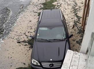 Наглост! Доктор от Варна паркира на пясъка (СНИМКА)