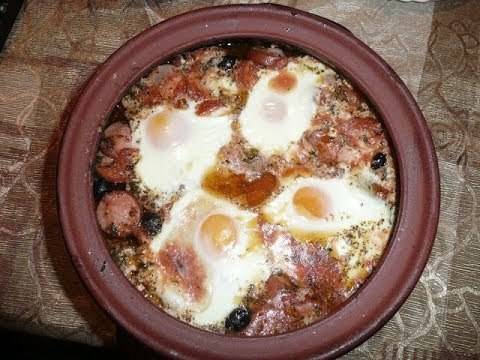 Традиционно гювече с домати, сирене, колбас и яйце