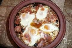 Традиционно гювече с домати, сирене, колбас и яйце