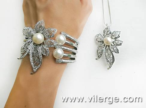 Гривни и колиета с Перли за ЕСЕН 2018