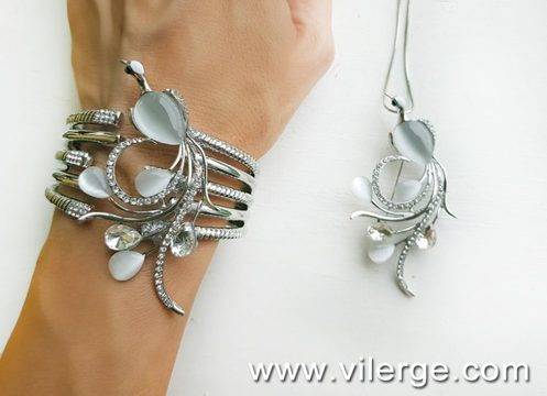 МОДА ЗА ЖЕНИ ЗА ЕСЕН 2018 С БИЖУТА