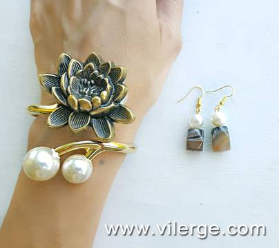 Модната кутия с бижута за ЕСЕН 2018 отвори