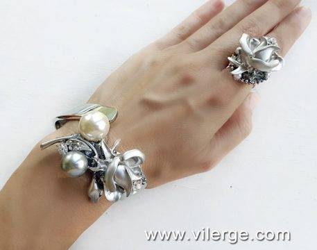 Отвори сребърната кутия с бижута за ЕСЕН 2018