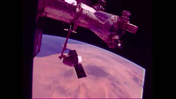 Успех: космическият кораб Драгън бе прикачен към МКС