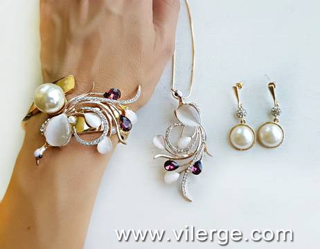 Перли, злато и гривни с бижута за Есен 2018