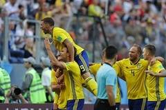 Щастлив рикошет прати Швеция на четвъртфинал – SportVox