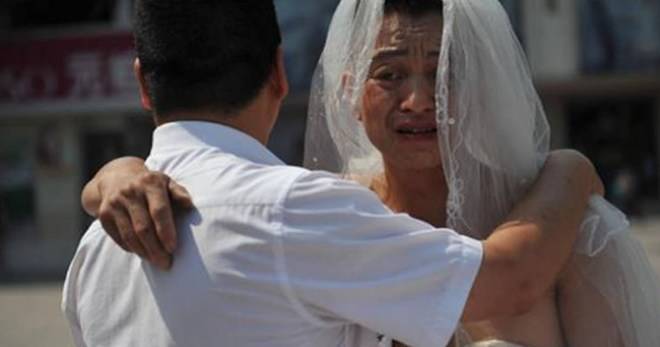 Отчаян баща всеки ден носи сватбена рокля и червило. Причината ще разтопи сърцето ви