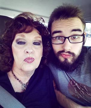 Младеж се влюби и ожени за 53 години по възрастна от него жена и взривиха мрежите със снимките си!