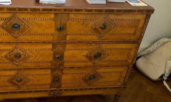 Французин продаде стария си шкаф за €100, но това, което откриха новите собственици вътре ги остави без думи!