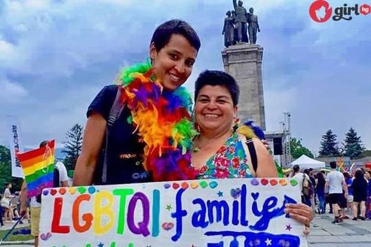 Докъде се докарахме: БГ съд призна брака на Кристина и Мариама, лесбийките празнуват!