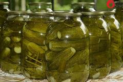 Най-после ми разкриха тайната: Най-вкусните кисели краставички си искат само тази добавка и стават за чудо и приказ
