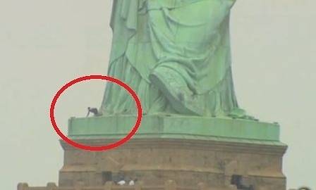 Жена се покатери на Статуята на свободата (СНИМКИ)