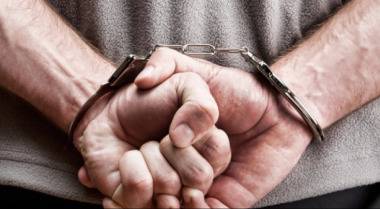 Хулиган замерил с мъртво животно човек пред зоомагазин в Бухово