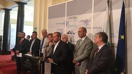 ГЕРБ и „патриотите“ се разбраха да вдигат поетапно акциза на бездимните цигари