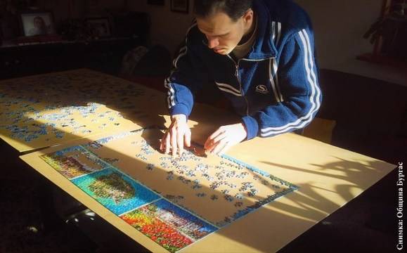 Бургаски ентусиаст показва в МКЦ изложба с наредени от него пъзели