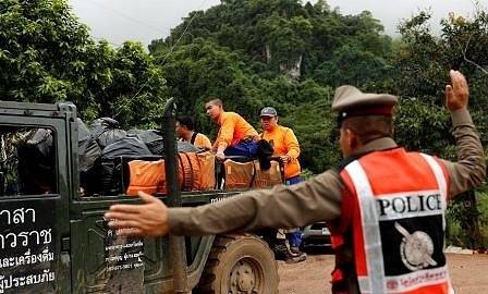 Започна операция по изваждането на децата, блокирани в пещера в Тайланд