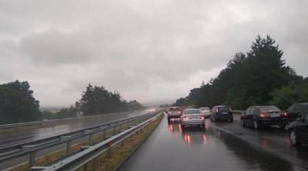 Ограничено е движението на АМ „Тракия” край Мухово в посока София, зарди прелял микроязовир