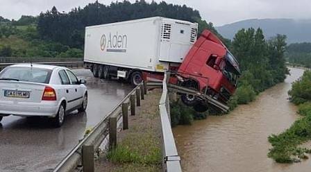 Тир виси от мост на главен път Е-79 край Мездра. Удари три автомобила, има пострадали (СНИМКИ)