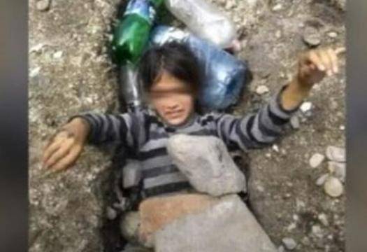СНИМКА на циганче от Самоков, заровено живо в земята, разбуни мрежата