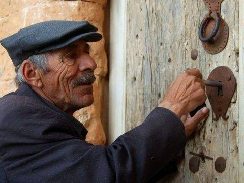 Беден човек позвънял на една страхотна баровска къща: Богаташът отворил и му дал торба с боклуци, но ето какво направил бедния!