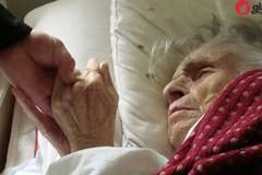 Трогателната история на една възрастна жена оставена от дъщеря си на улицата