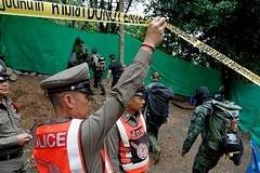 Шест момчета от блокираните в пещера в Тайланд излязоха невредими
