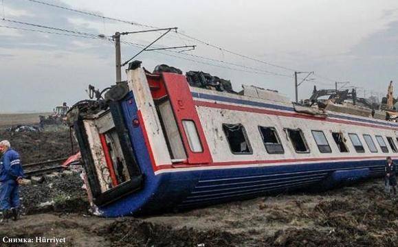 Влак дерайлира в Турция, най-малко 24 души загинаха