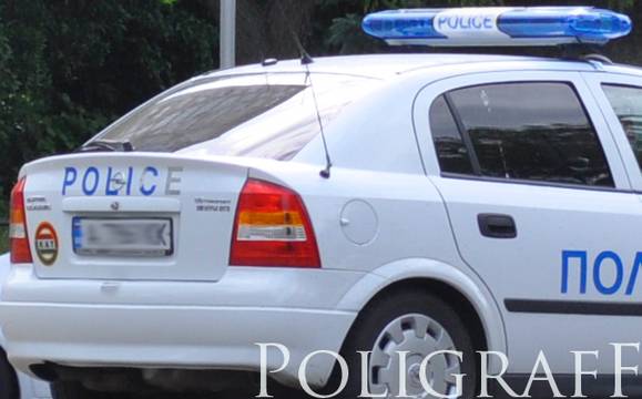 Преобърнат автомобил блокира отбивката за Каблешково