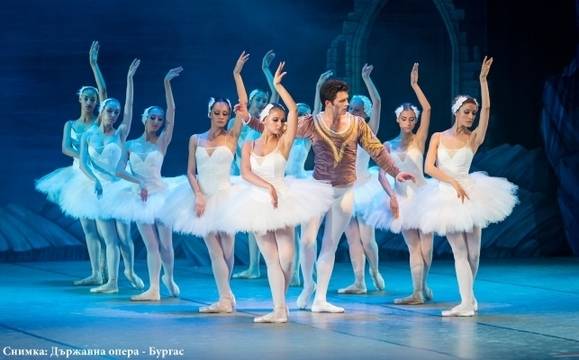 Малки „лебеди“ от Музикалното ще партнират на примабалетисти в „Лебедово Езеро“