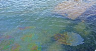 Разлив на нефт на плажа в Китен