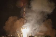 УСПЕХ: Руски товарен кораб Прогрес излетя и се прикачи към МКС след рекордно кратък полет
