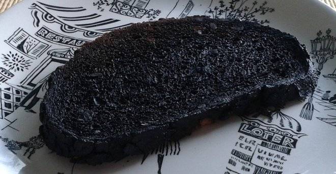 Невероятна история, която ще помните дълго! Майка сервира изгоряла филия за вечеря-Вижте реакцията на бащата