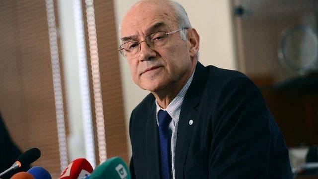 Вдигат заплатата на шефа на КЕВР, за да може да плаща новите ЦЕНИ НА ТОКА… Вече ще взима 14 БОНА месечно