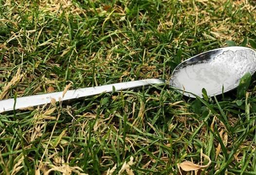 Преди да излезете от дома си задължително оставете лъжица със захар и вода в двора или на терасата! Причината ще ви шашне…