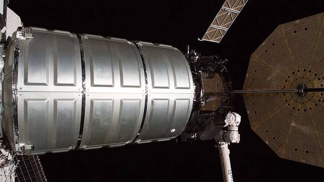 Американски космически кораб за пръв път повдигна орбитата на МКС след края на епохата на совалките