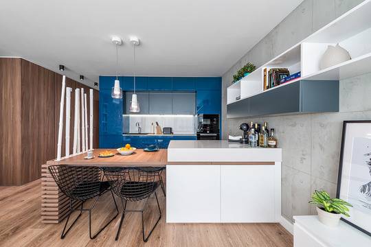 Модерен български интериор от дърво и тухла със сини акценти