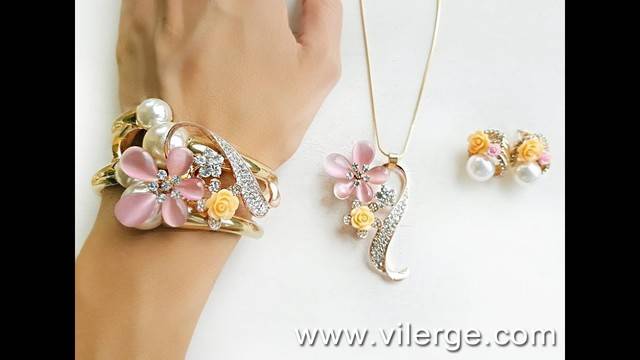 АКТУАЛНИТЕ БИЖУТА И КОЛИЕТА ЗА ЕСЕН 2018