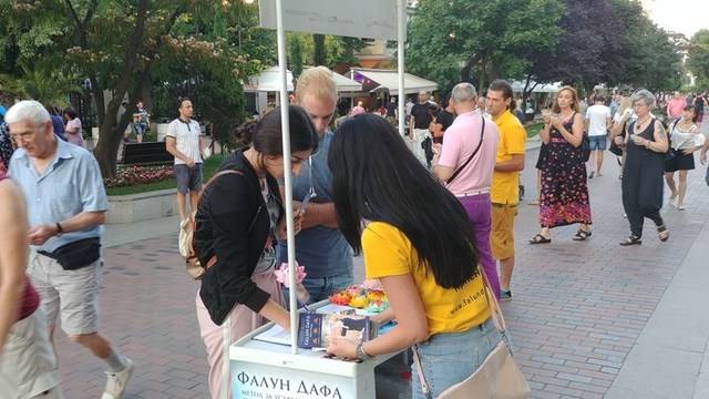 Във Варна отбелязаха 19 години преследване Фалун Гонг в Китай (фотогалерия)