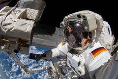 „Крафтверк“ изпълняват на живо „Spacelab“ с космонавта на Европейската космическа агенция Александер Герст
