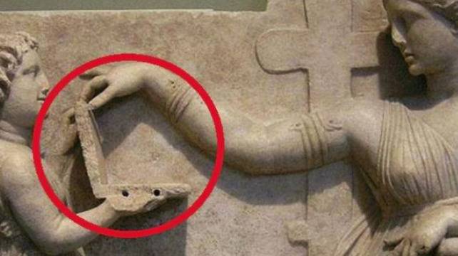 Смущаваща находка: Откриха антична статуя на 2500 години, държаща лаптоп! (ВИДЕО)