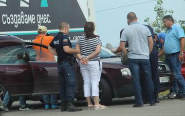 Четирима с белезници, проверяват ги за наркотици