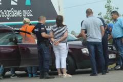 Четирима с белезници, проверяват ги за наркотици