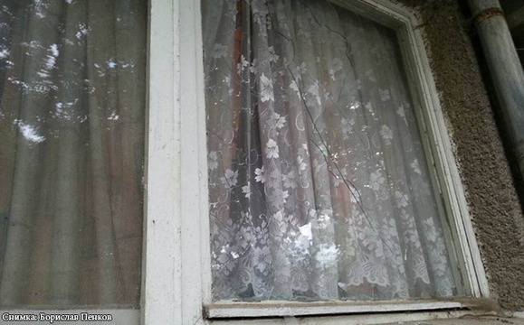 Потрошиха прозореца на бургаски фоторепортер с камък