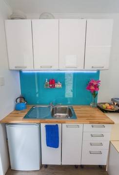 Тази жена живее в товарен контейнер от 10 кв. м., но когато погледнете вътре… (СНИМКИ)