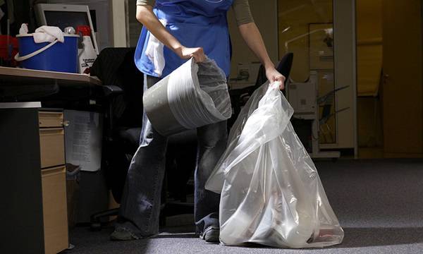 Работничка в български завод: Шефът ме нарича “мръсен боклук”, подхвърля ми 180 лева заплата