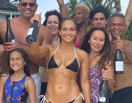 Джей Ло празнува 49-ия си рожден ден по бански на Бахамите (СНИМКИ)