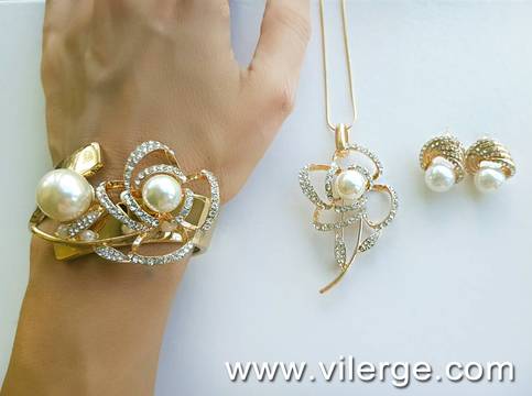 ЛУКСОЗНИ БИЖУТА И ГРИВНИ С ПЕРЛИ ЗА ЕСЕН