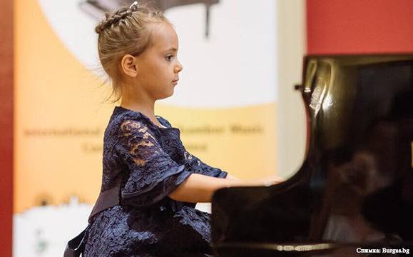 Четиригодишна бургаска музикантка ще свири в „Карнеги хол“ и „Роял Албърт Хол“